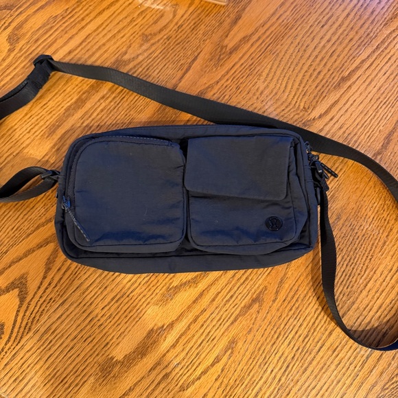Lululemon unisex black multi pocket crossbody bag - Picture 6 of 11